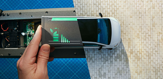 Image divisée d’une personne tenant une batterie (à gauche) et d’une vue aérienne d’une voiture électrique (à droite).