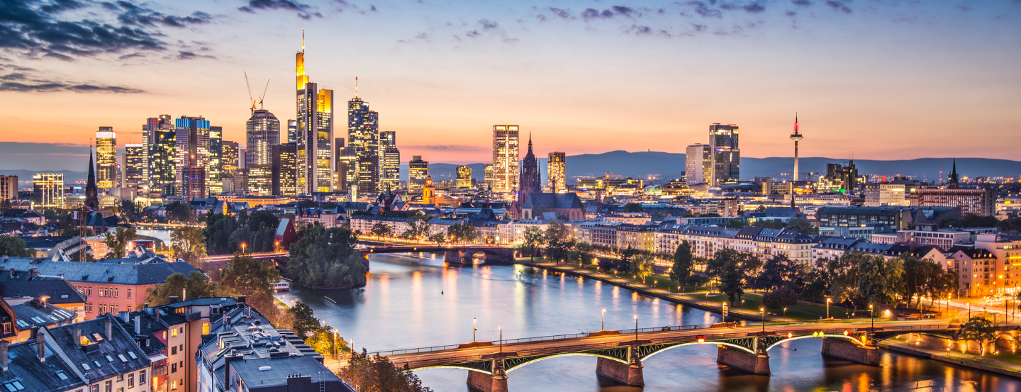 Vue aérienne de Francfort, en Allemagne, au crépuscule, avec les lumières de la ville et la silhouette urbaine.