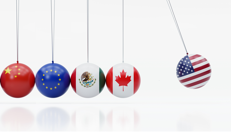 Un pendule de Newton, constitué de billes métalliques suspendues et recouvertes des drapeaux des États-Unis, du Canada, du Mexique, de la Chine et de l’Union européenne.