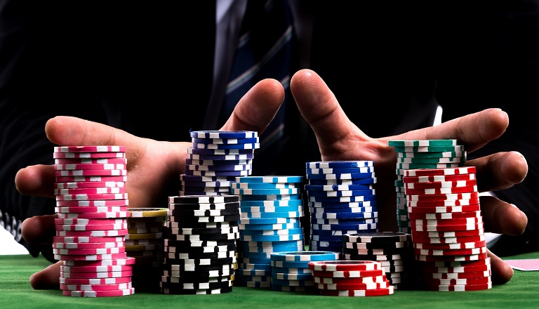 Des piles de jetons de poker sur une table représentent la précarité de la situation économique et politique à l’échelle mondiale