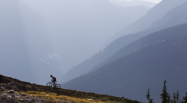 Le cycliste de montagne navigue dans une montée raide
