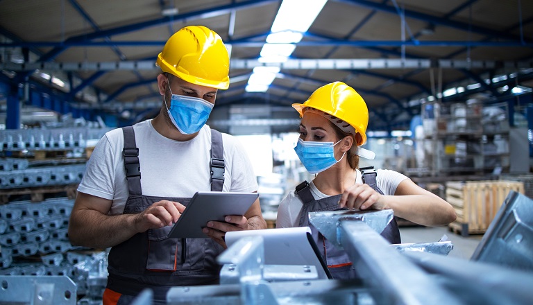 Un passager seul attend son vol dans un aéroport sombre.