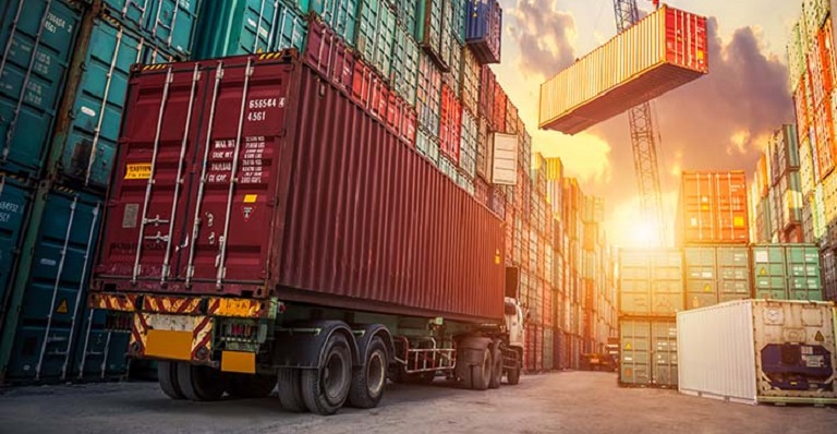 Conteneur d'expédition et camion