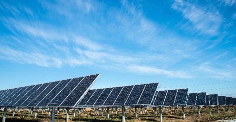 Champ de panneaux solaires