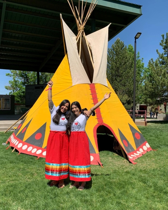 Sunshine Tenasco avec sa fille, Keggy Tenasco, au Pow Wow du Rassemblement des Nations 2022 à Albuquerque, Nouveau-Mexique.
