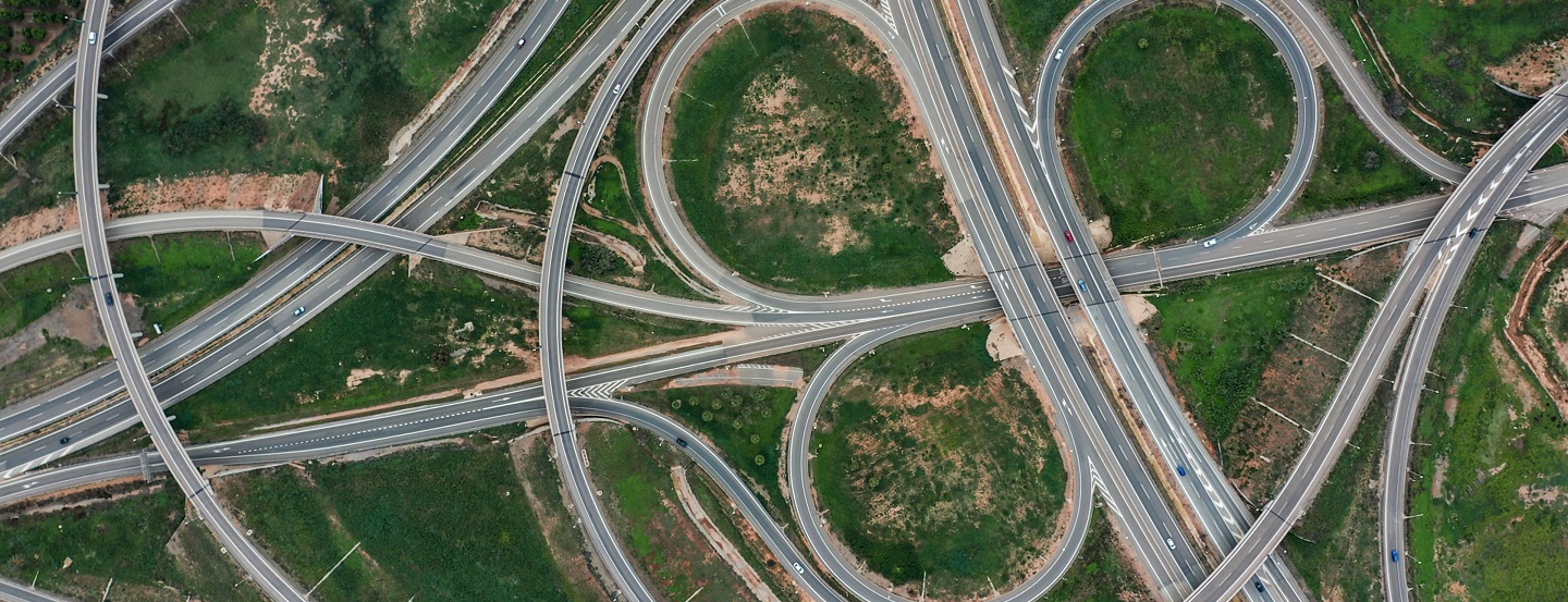 vue aérienne de l'intersection de l'autoroute