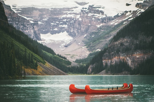 deux canoes rouges sur le lac
