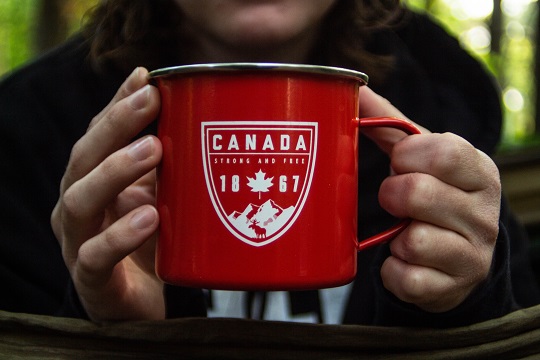 remorquer des mains tenant une tasse du Canada