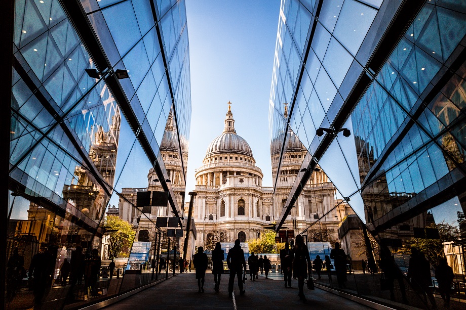 Architecture futuriste et église traditionnelle à Londres.