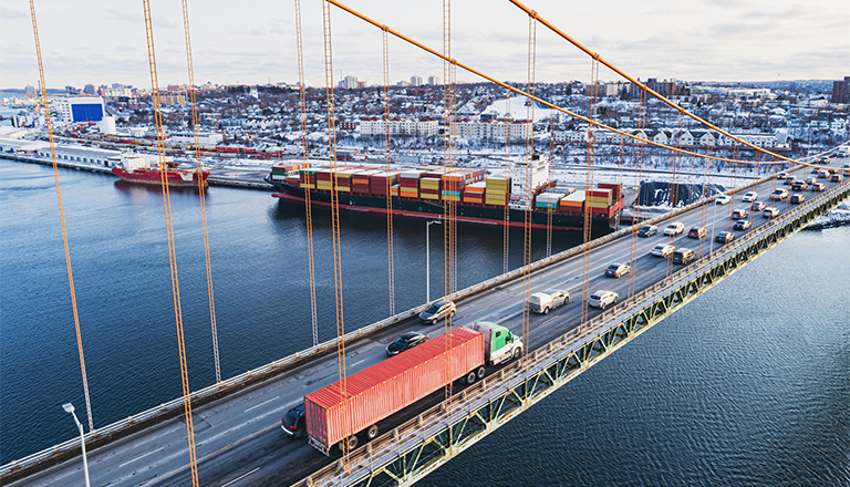 Pont avec camion et cargo à l'arrière