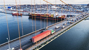 Pont avec camion et cargo à l'arrière