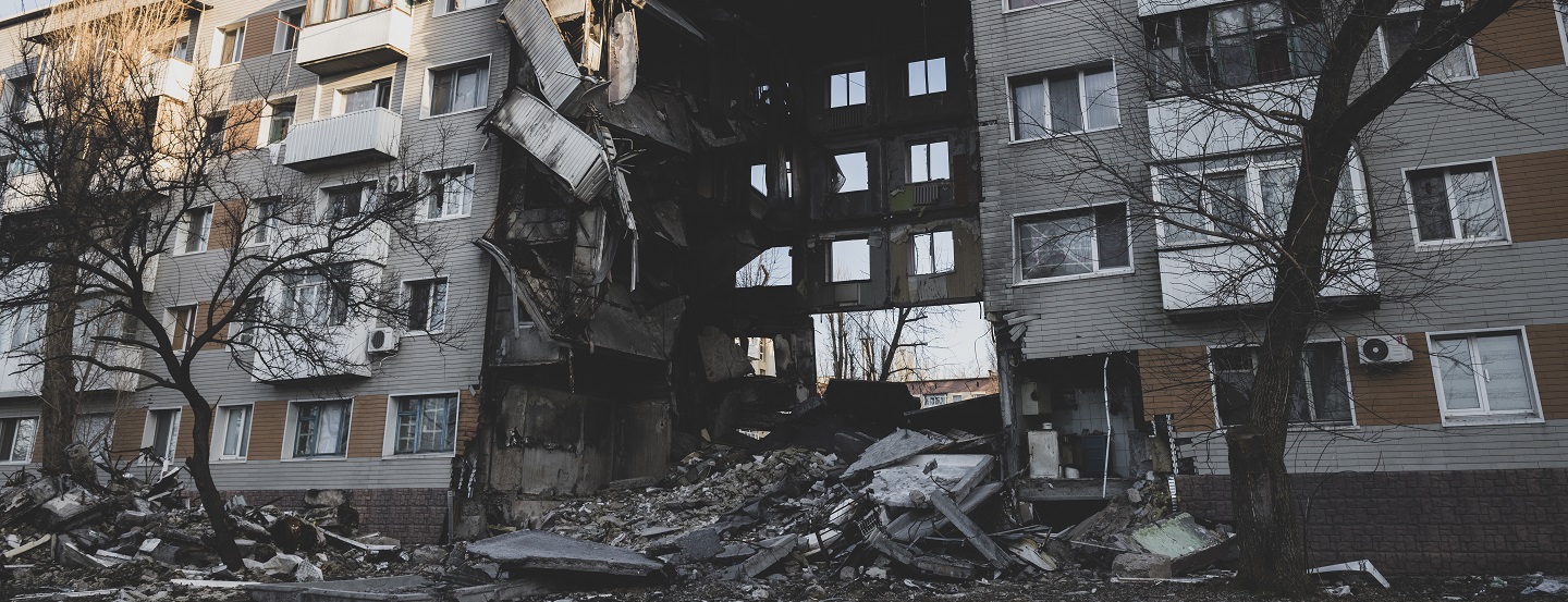 Un immeuble d’habitation victime des bombardements à Bakhmout, en Ukraine.