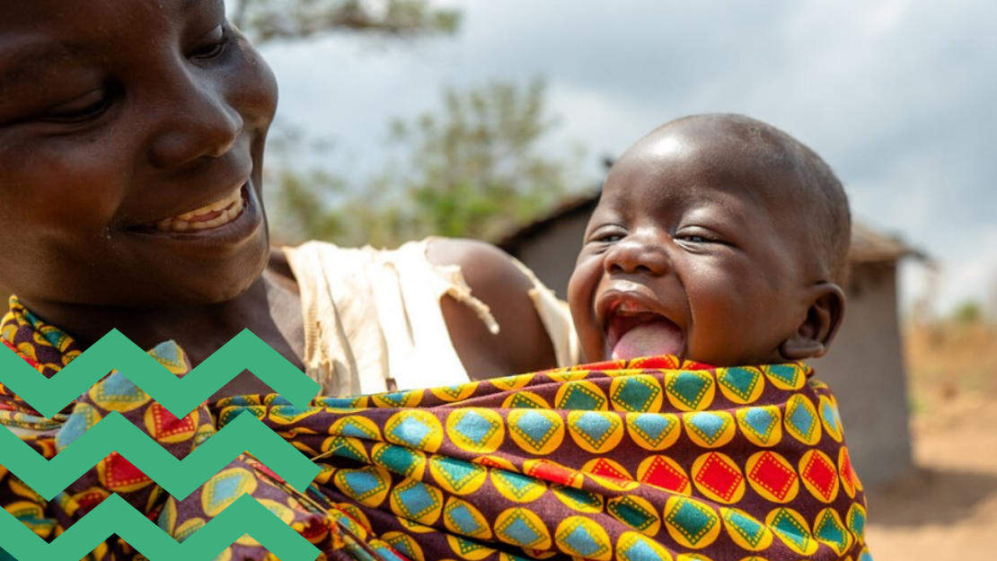 Mère et poupon souriant dans un village africain