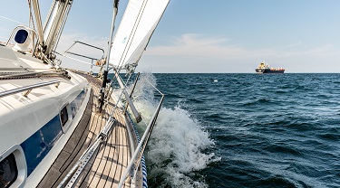 Un voilier navigue dans une mer agitée.