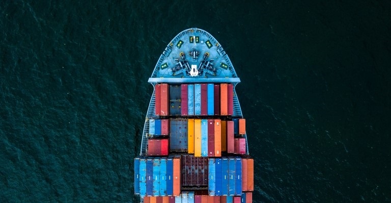 Vue de dessus d'un navire de marchandises naviguant