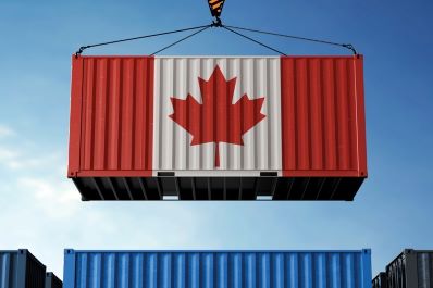 Conteneur de fret commercial canadien suspendu au-dessus des nuages