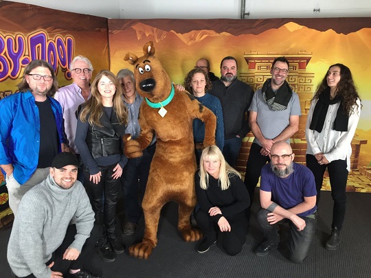 Équipe de Monlove aux côtés d’un Scooby-Doo grandeur nature