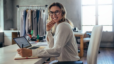 propriétaire d'entreprise femmes sur ordinateur portable