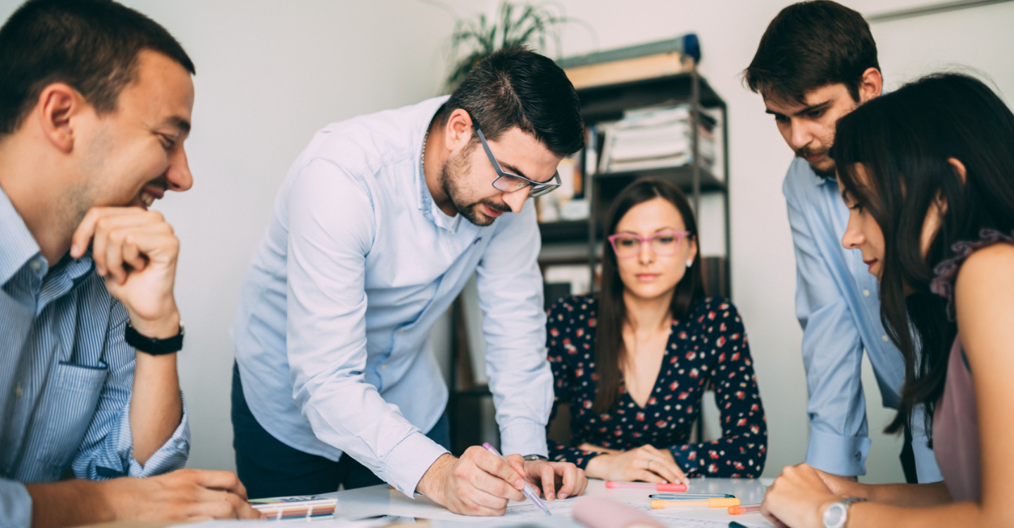 Groupe travaillant sur un plan