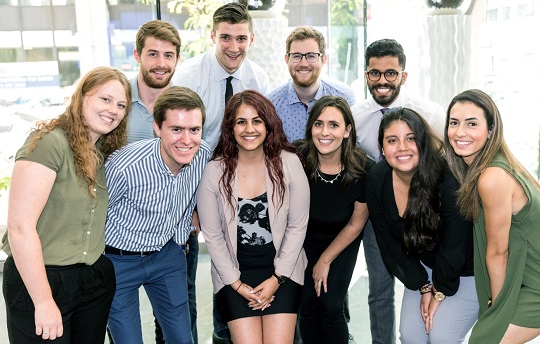 Un groupe d’étudiants souriants travaillant pour EDC