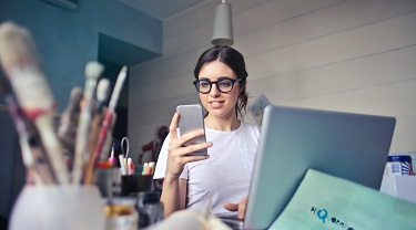 Femme participant à une réunion sur son téléphone portable