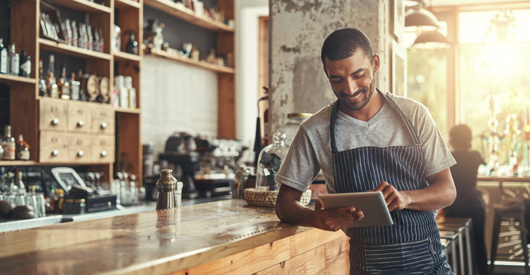 Chef vérifiant des commandes sur une tablette