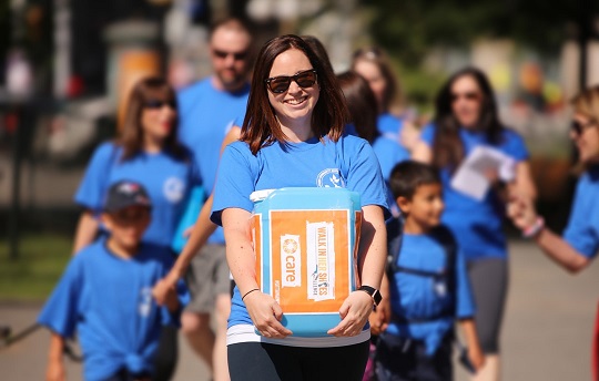 Des employés d’EDC participent avec leur famille à une marche pour CARE Canada