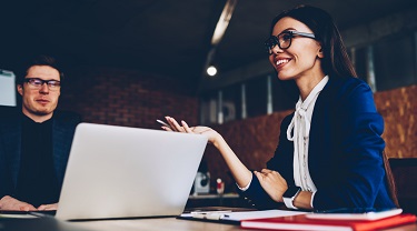 Femme professionnelle parlant de projet