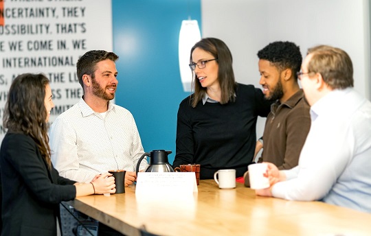 Des employés d’EDC parlent formation et perfectionnement autour d’un café