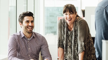 Des employés souriants d’EDC tiennent une réunion