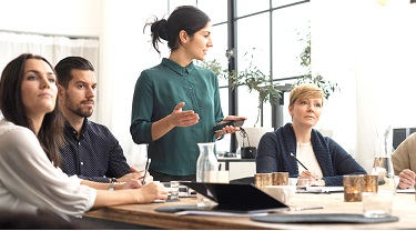 Des entrepreneurs discutent autour d’une table