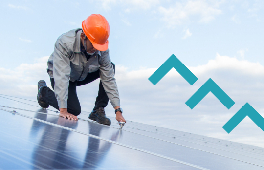 Un technicien travaille sur des panneaux solaires.