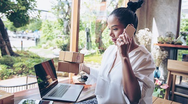 Une femme évalue les options d'affaires qui s'offrent à elle.