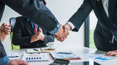 Hommes d’affaires se serrant la main sur un accord