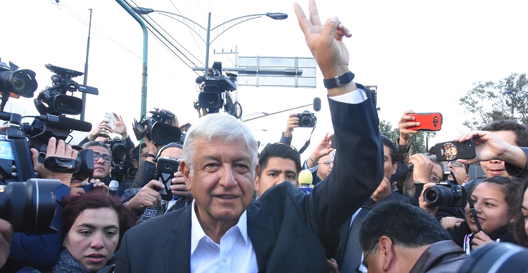 Le président du Mexique, Andrés Manuel López Obrador, se déplace parmi des partisans.