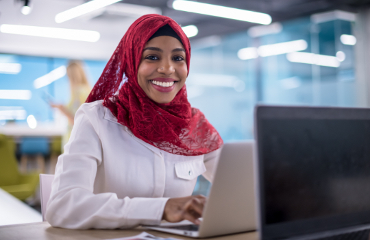 Une femme d’affaires porte le hijab dans un bureau.