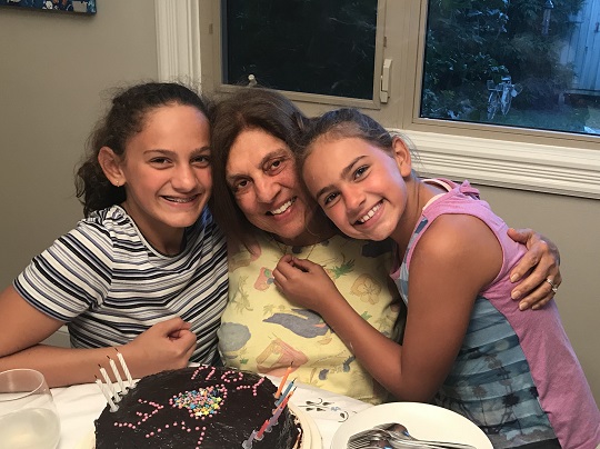 La mère de Jennifer Cooke reçoit un gâteau d’anniversaire des mains de ses deux petites-filles.