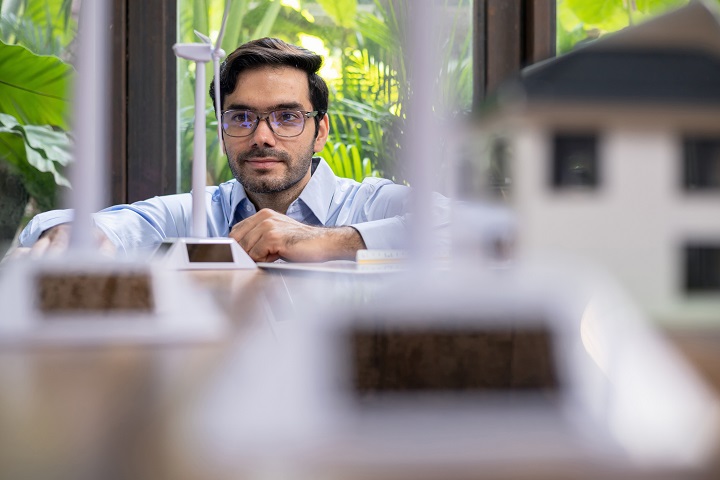 Un jeune homme qui regarde un modelé de moulin a vent